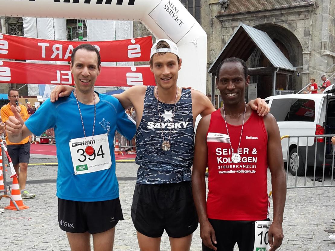 Die 3 schnellsten männlichen Teilnehmer des Hauptlaufes.