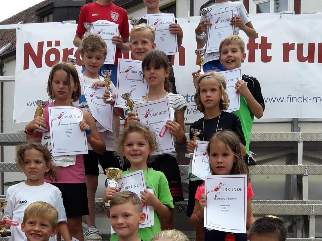 Die Sieger des Schülerlaufes.