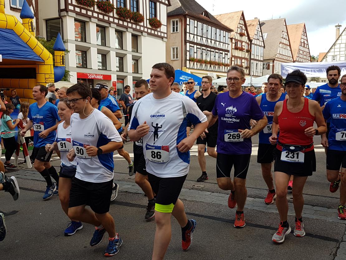 Die Freiwillige Feuerwehr Oettingen, der Lauftreff des TSV Oettingen und die Stadt Oettingen luden zu einem Tag voller Action und Unterhaltung ein.