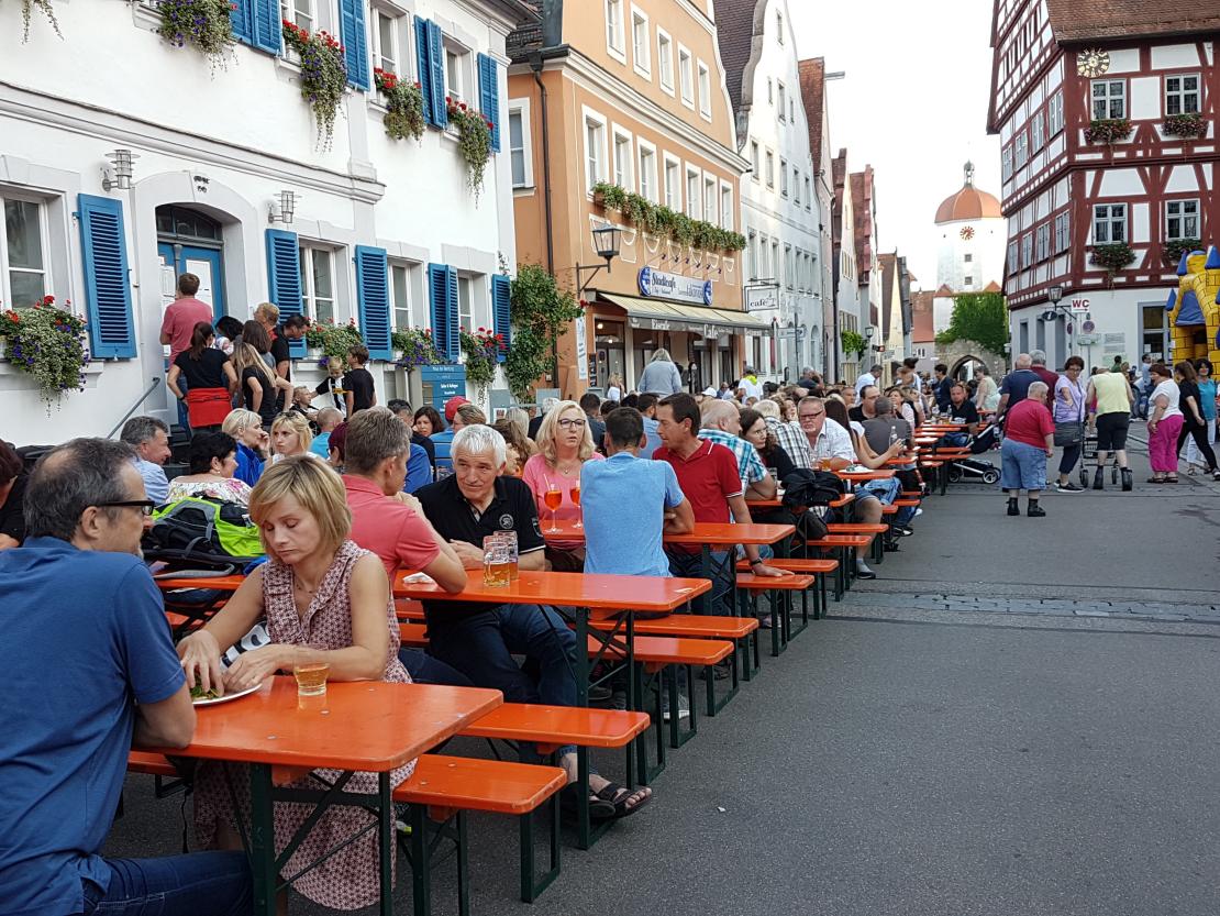 Die Freiwillige Feuerwehr Oettingen, der Lauftreff des TSV Oettingen und die Stadt Oettingen luden zu einem Tag voller Action und Unterhaltung ein.