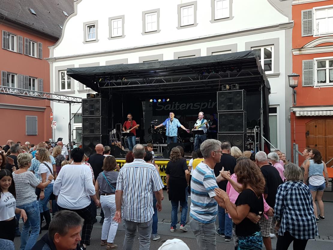 Die Freiwillige Feuerwehr Oettingen, der Lauftreff des TSV Oettingen und die Stadt Oettingen luden zu einem Tag voller Action und Unterhaltung ein.