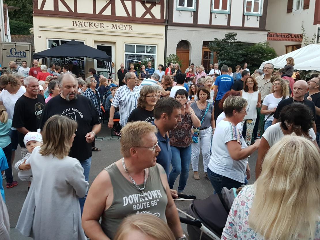 Die Freiwillige Feuerwehr Oettingen, der Lauftreff des TSV Oettingen und die Stadt Oettingen luden zu einem Tag voller Action und Unterhaltung ein.