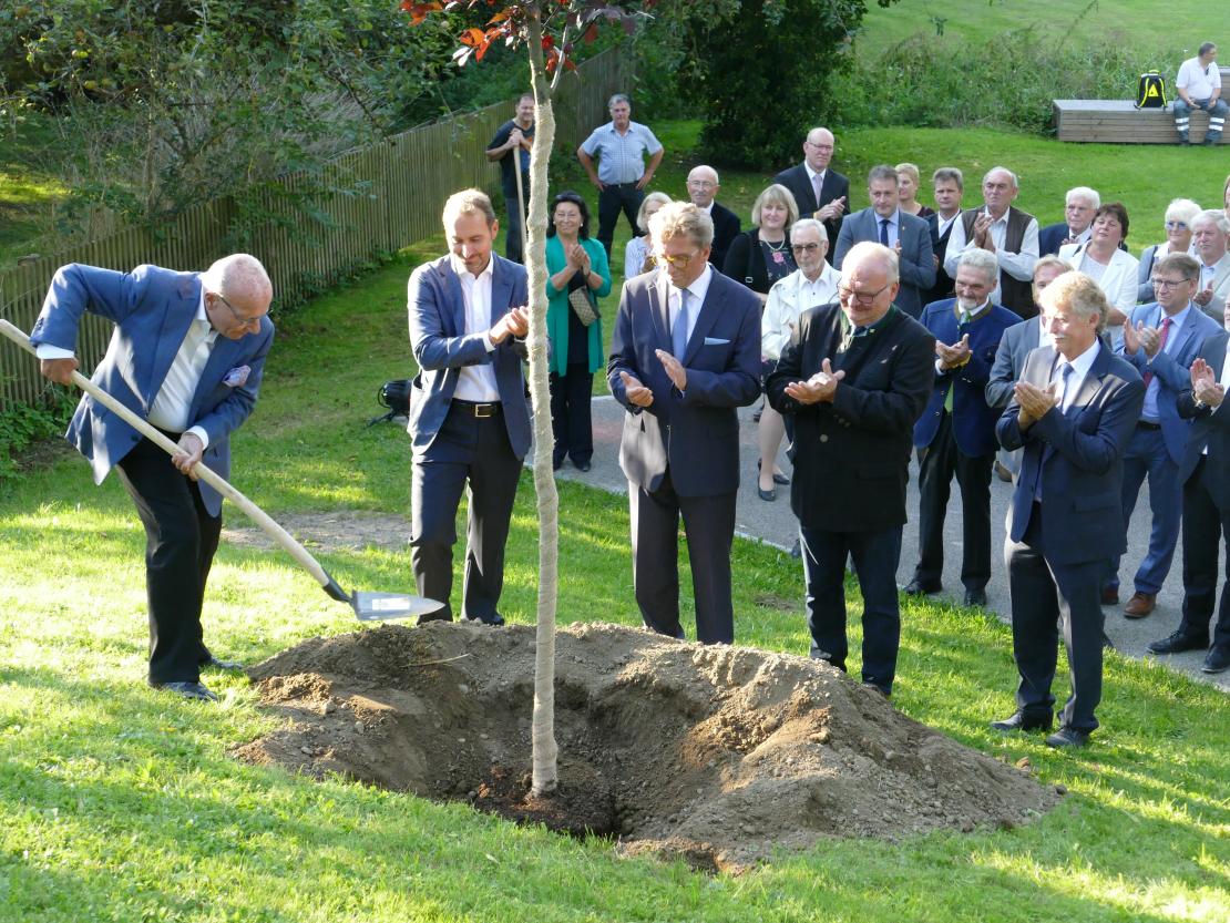 Symbolisch wurde am vergangenen Freitagabend ein Baum gepflanzt. Auf dem Bild zu sehen von links: Dehner Senior-Chef Albert Weber, Geschäftsführer Dehner Georg Weber, Staatssekretär a.D. Georg Schmid, Präsident Bayerischer Gärtner-Verband Roland Albert und Bürgermeister Gerhard Martin. 