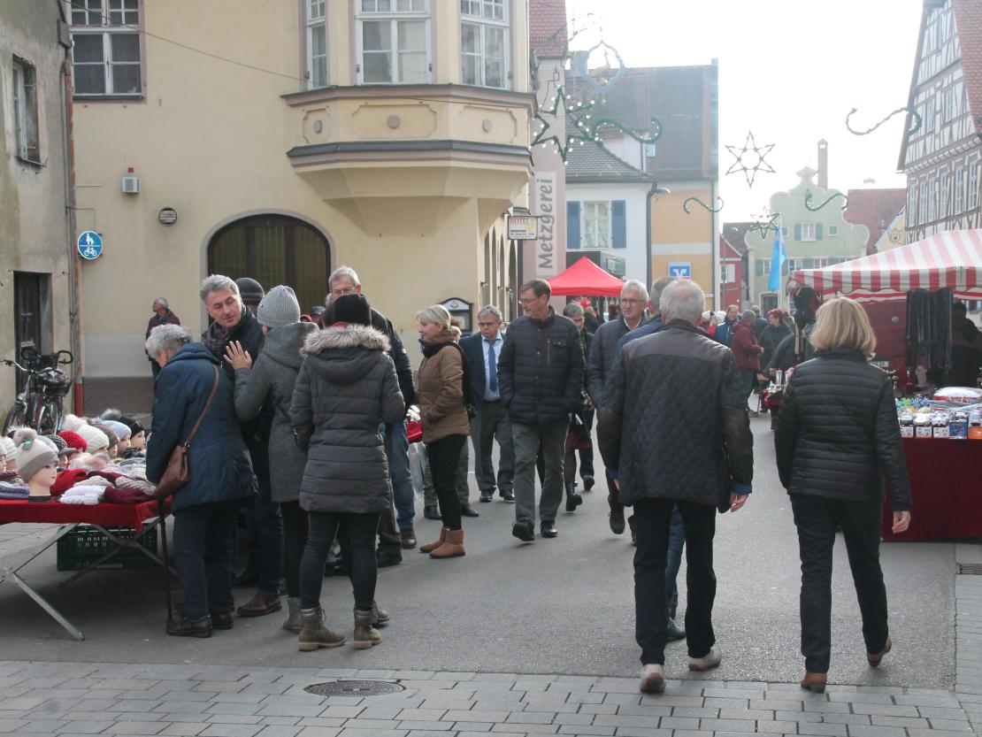 Besucher auf dem Wintermarkt
