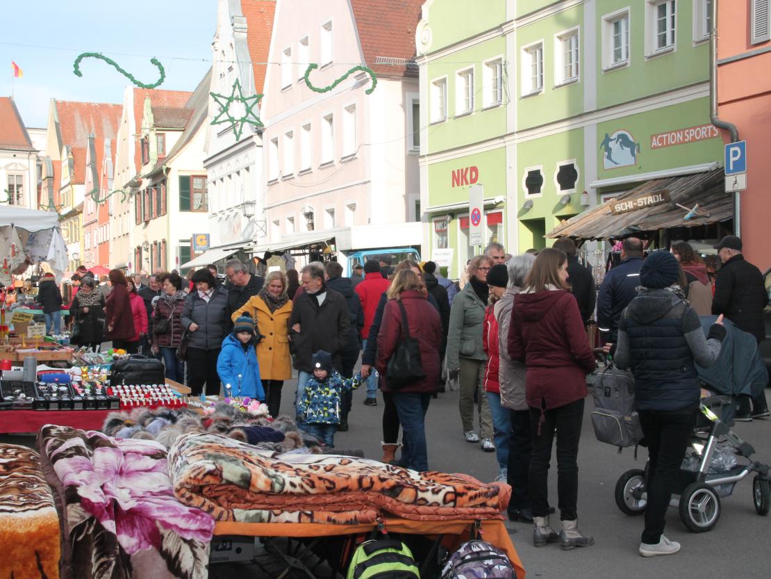 Besucher auf dem Wintermarkt