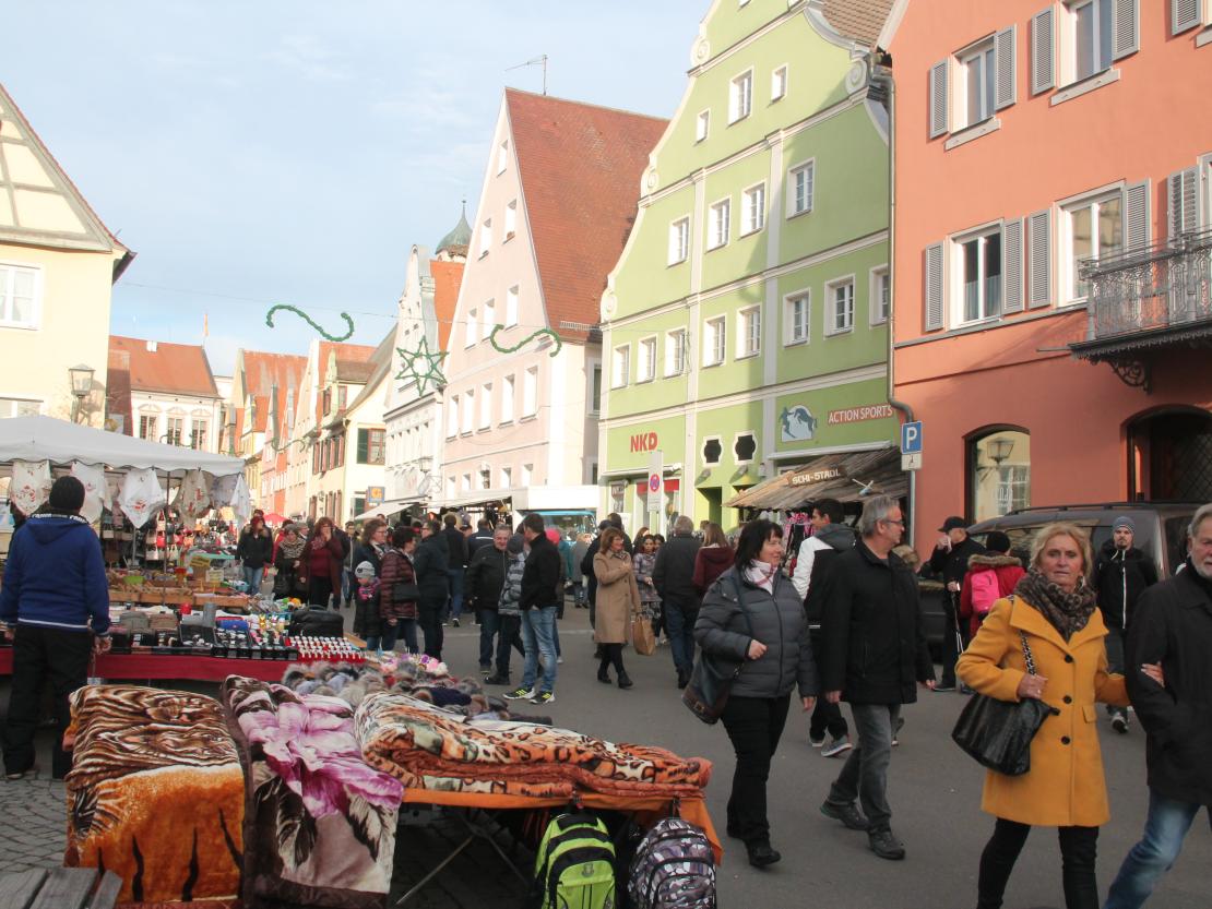 Besucher auf dem Wintermarkt