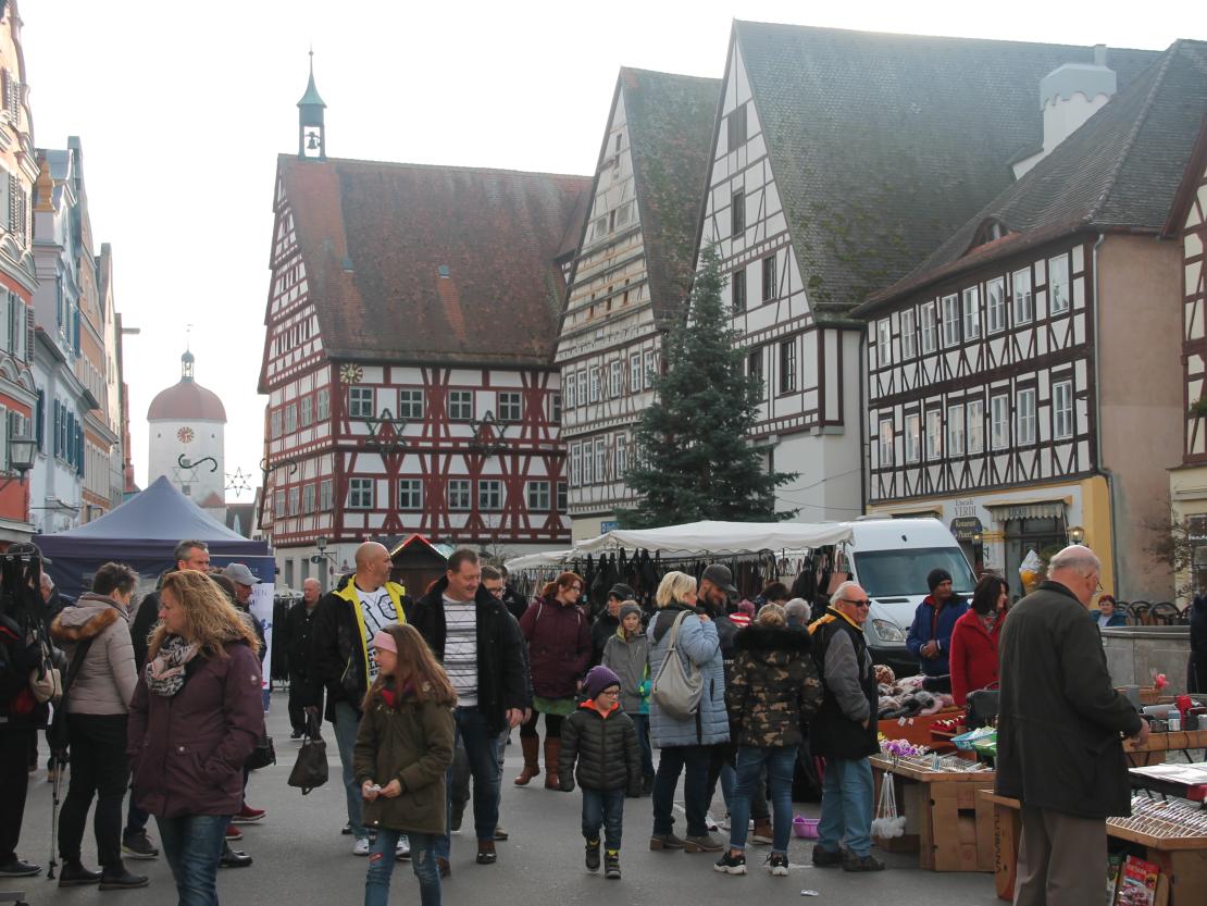 Besucher auf dem Wintermarkt