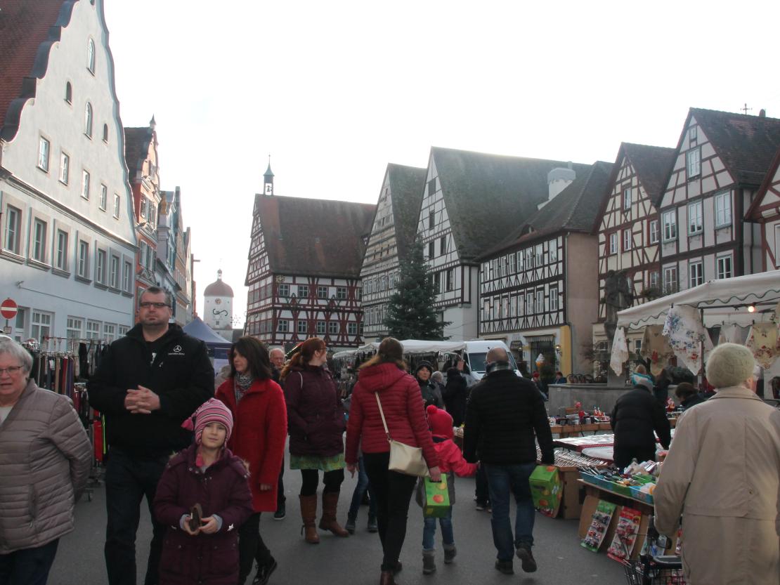 Besucher auf dem Wintermarkt