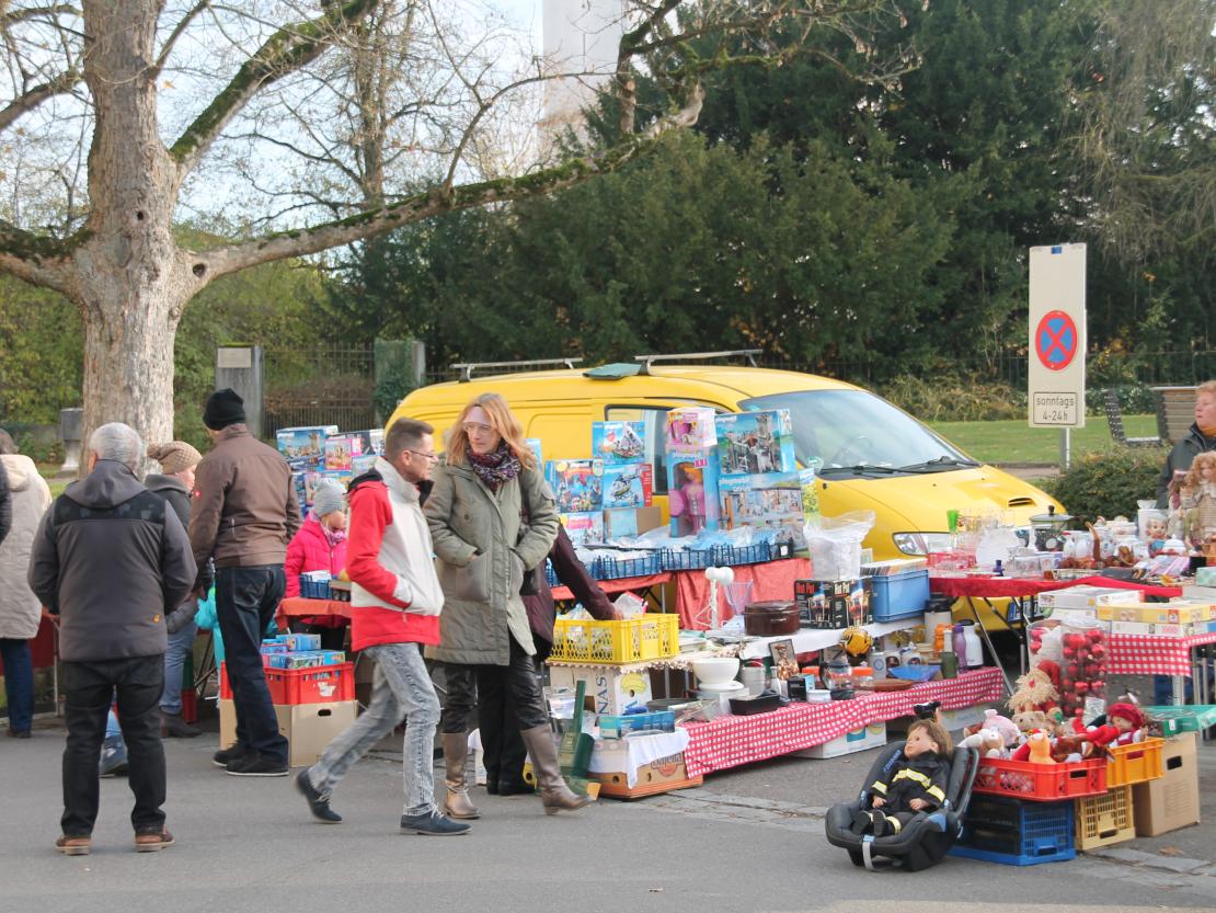 Besucher auf dem Wintermarkt