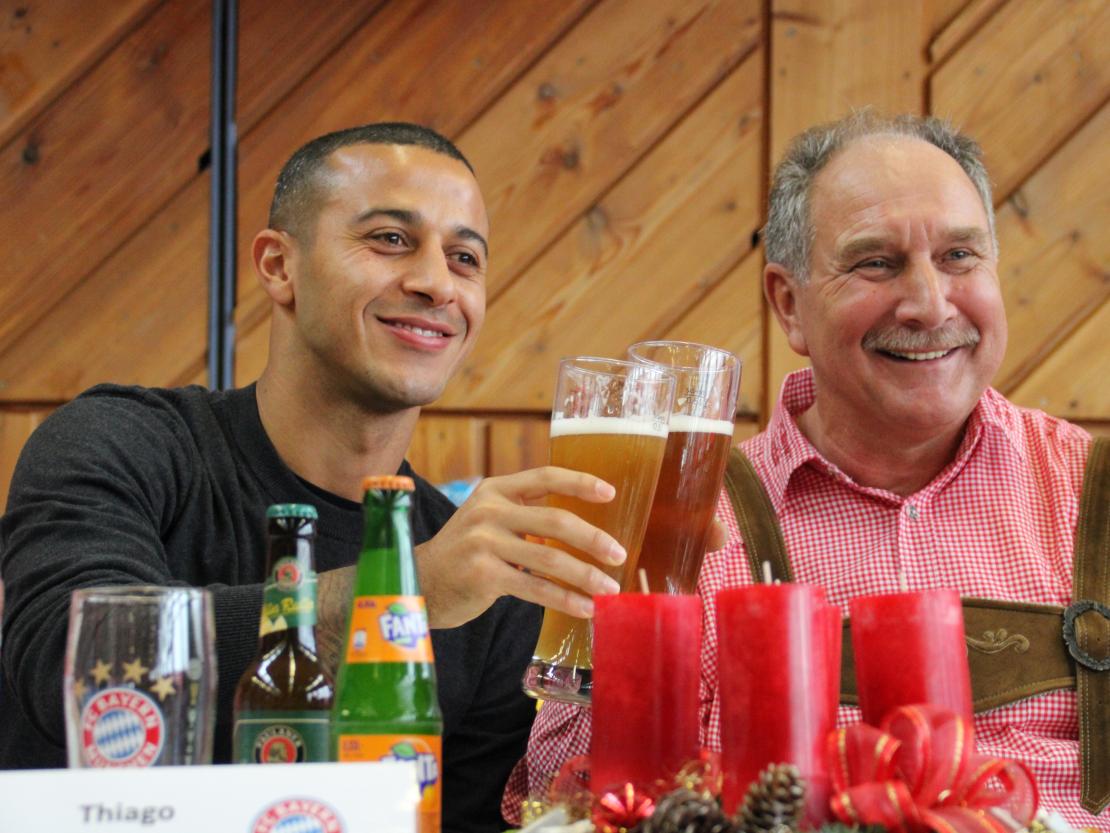Thiago Alcantara und Erhard Witt mit Weißbier
