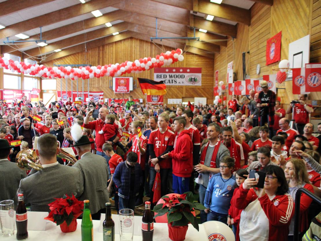 Bayern-Fans in der Mehrzweckhalle Fünfstetten