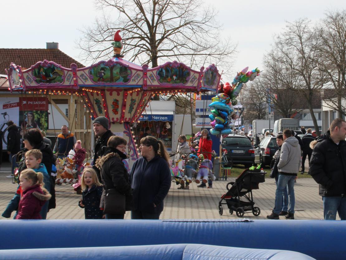 Besucher vor Karussell beim Frühlingsfest in Nördlingen