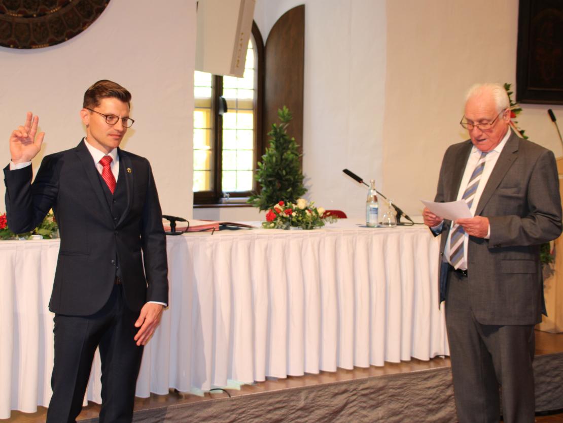 David Wittner mit erhobener Hand und Helmut Beyschlag