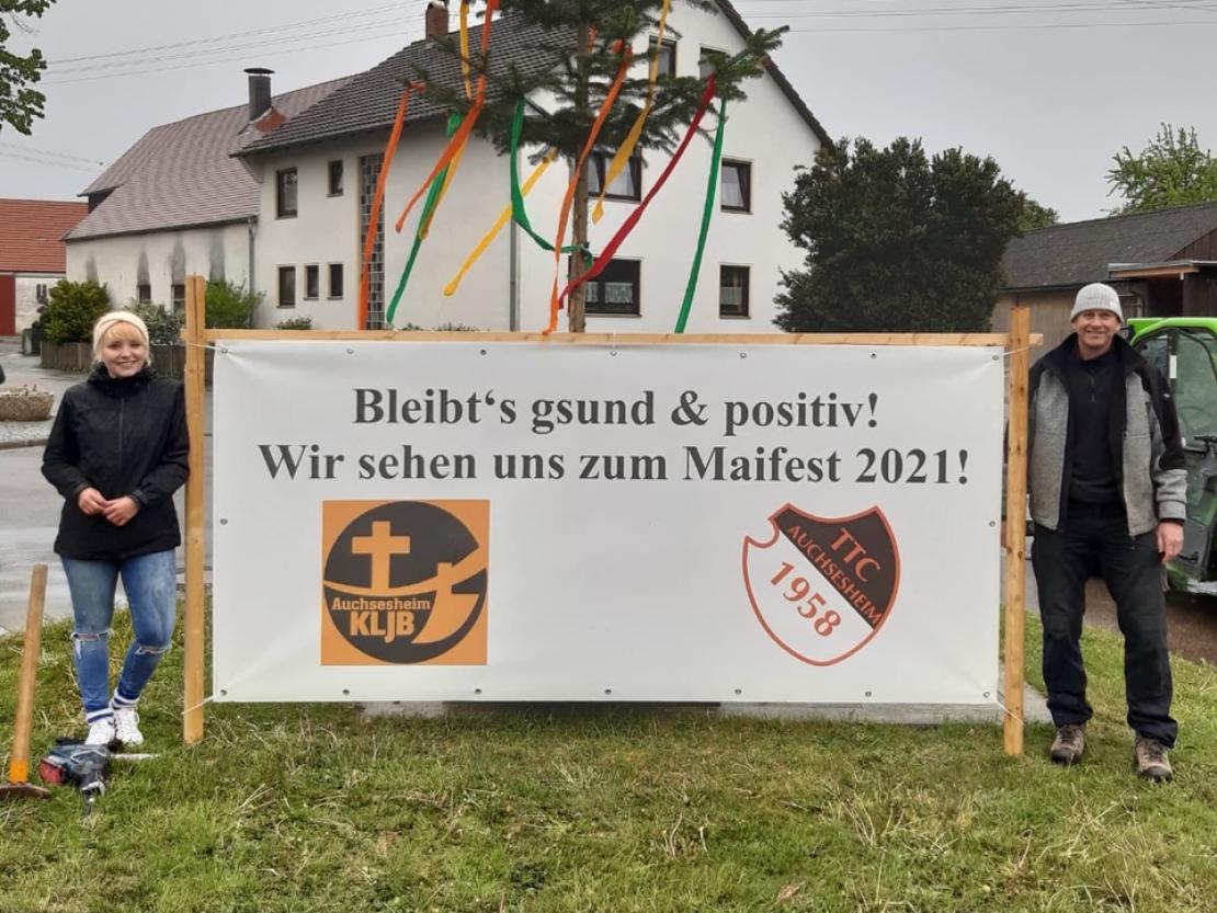 Julia Ordemann, Armin Strobel, mit Maibaum und Schild