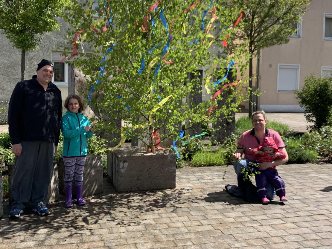Josef Stahl, Annamaria Stahl, Achim Stahl, Emma Stahl mit Maibaum
