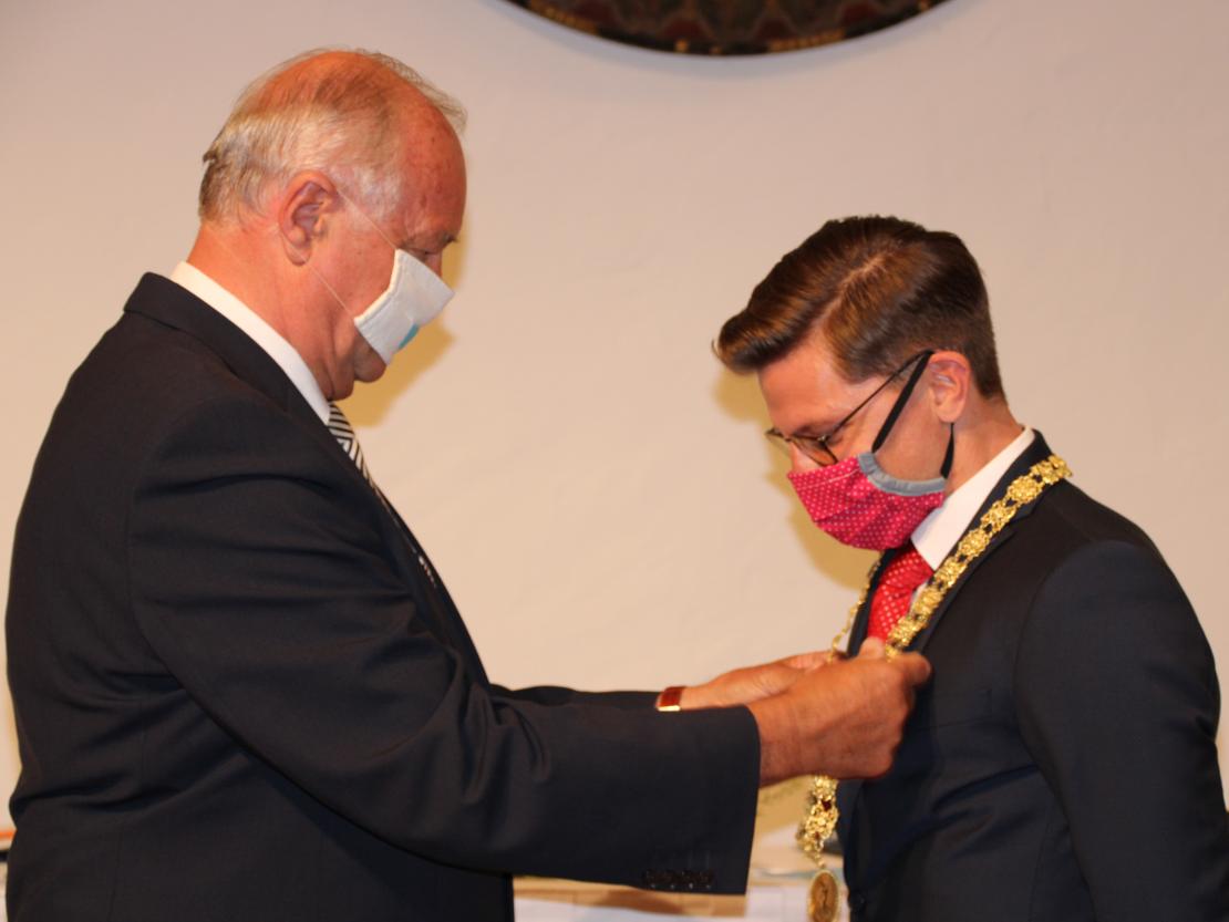 Hermann Faul übergibt Amtskette an David Wittner, beide mit Masken