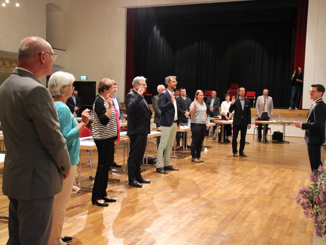 Stadträte Nördlingen stehen bei Vereidigung