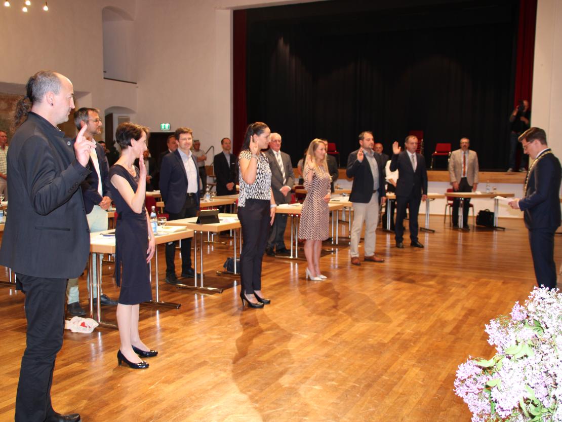 Stadträte Nördlingen stehen bei Vereidigung