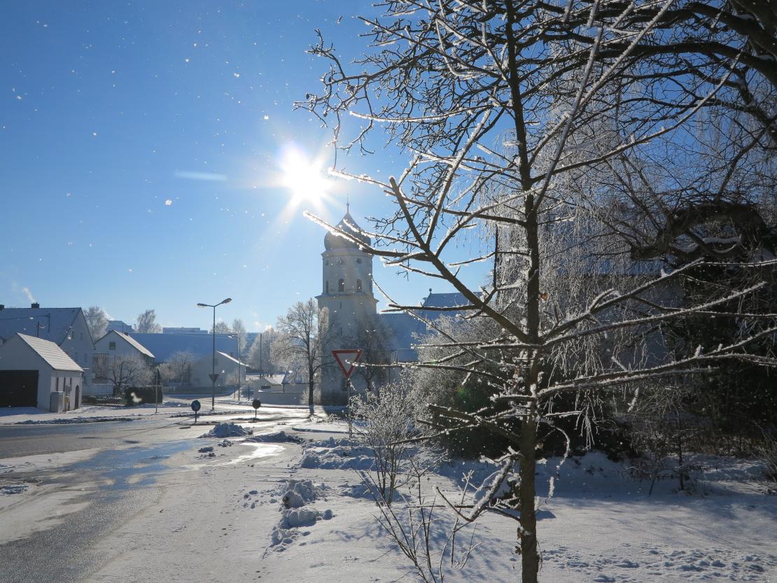 Das Bild zeigt die Amerbacher Kirche.