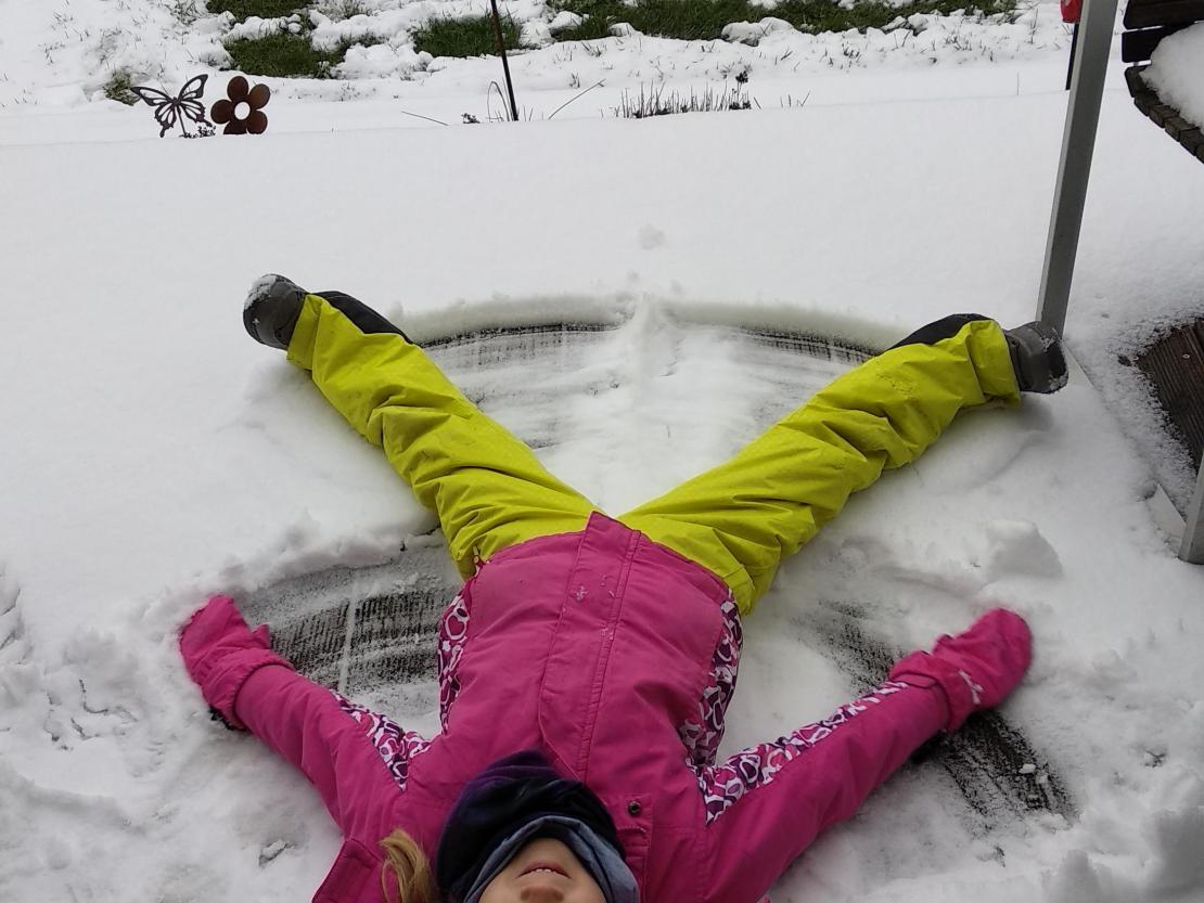 Das Foto zeigt ein Kind im Schnee.