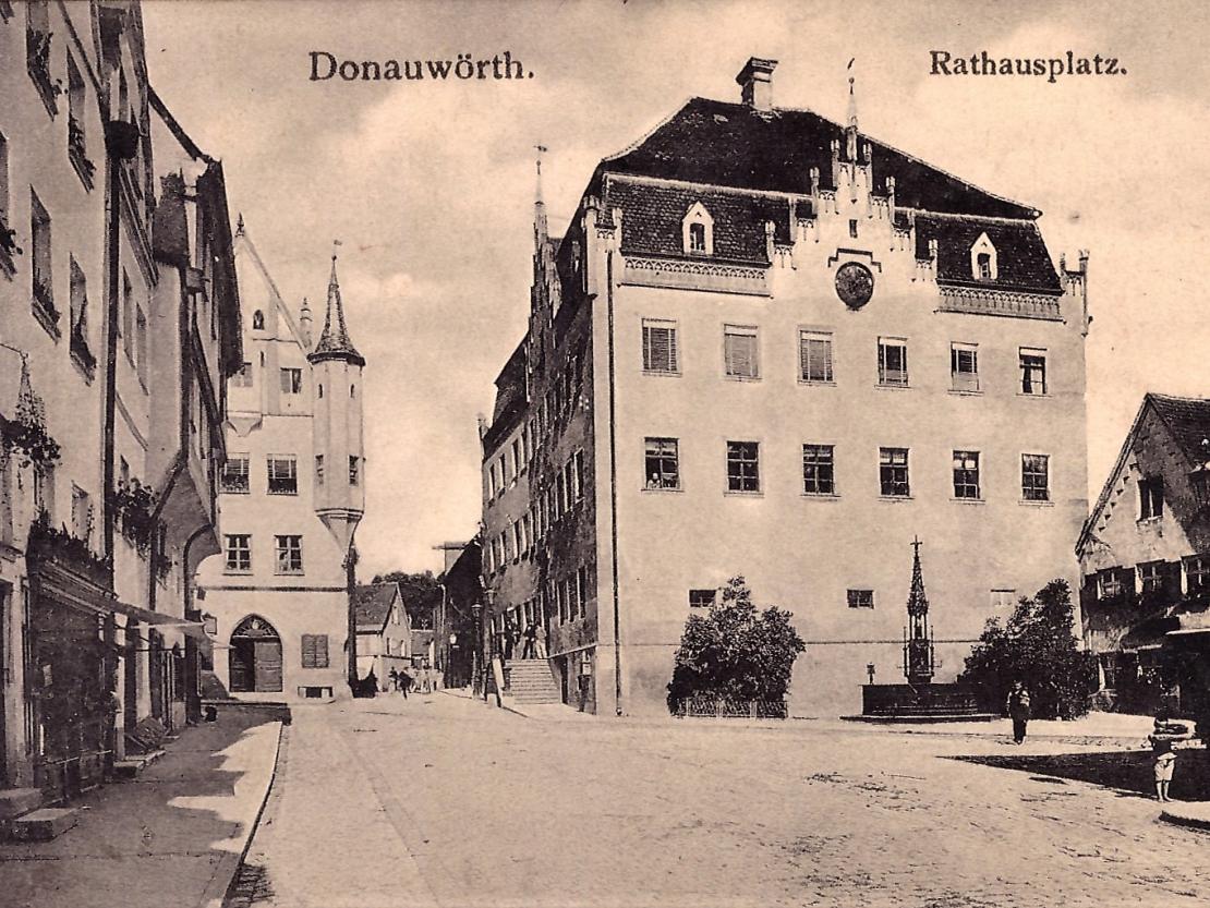 Das Donauwörther Rathaus, circa 1900. Fällt euch etwas auf? Damals gab es den Durchgang am Rathauseck noch nicht.