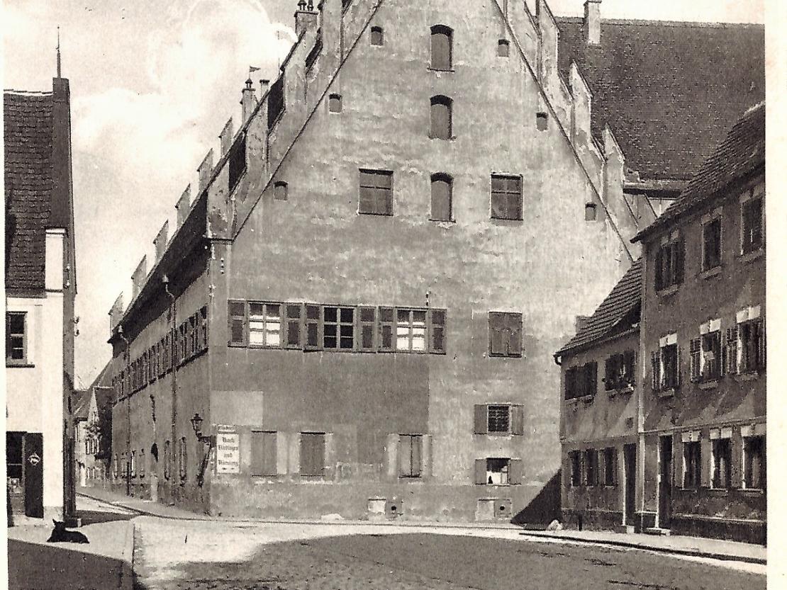 Das Fuggerhaus im Jahr 1920, in einem nicht allzu gepfl egten Zustand. Damals war dort bereits der Vorläufer des Landratsamts, das Bezirksamt, untergebracht.