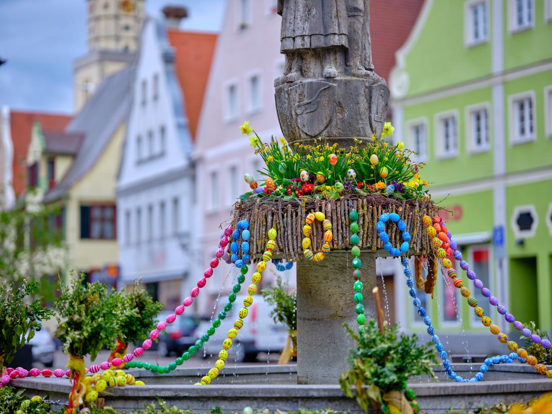 Das Bild zeigt den Osterbrunnen am Oettinger Marktplatz 