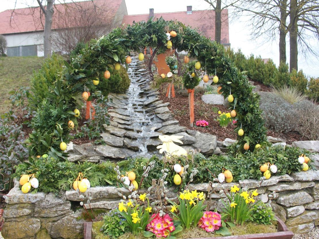 Geschmückter Osterbrunnen