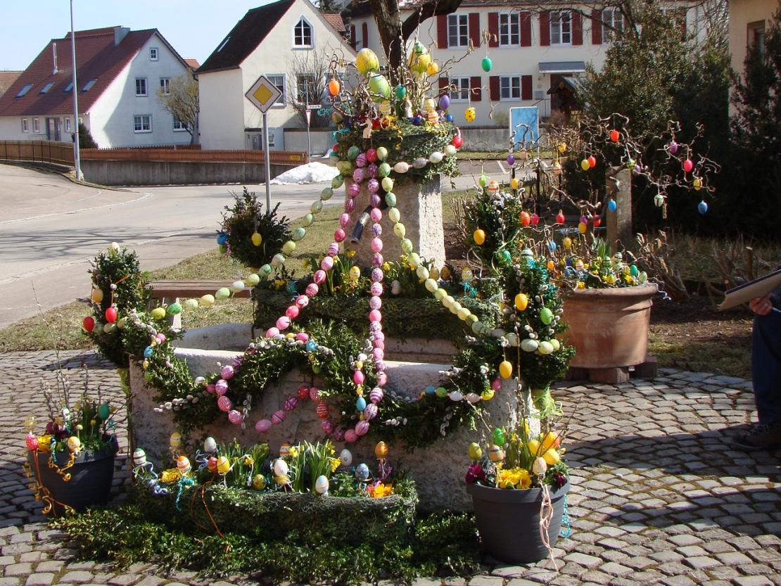 Geschmückter Osterbrunnen
