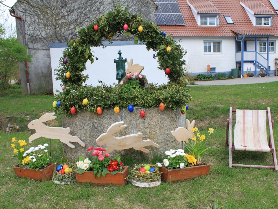 Geschmückter Osterbrunnen