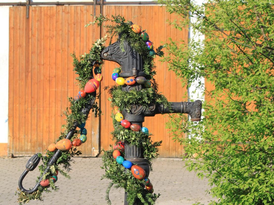 Geschmückter Osterbrunnen