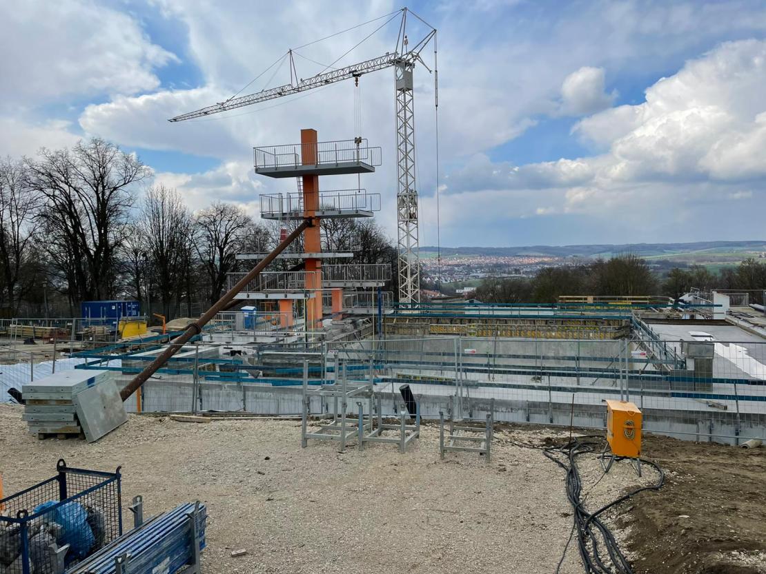 Blick auf die Baustelle am Springerbecken im Donauwörther Freibad. 