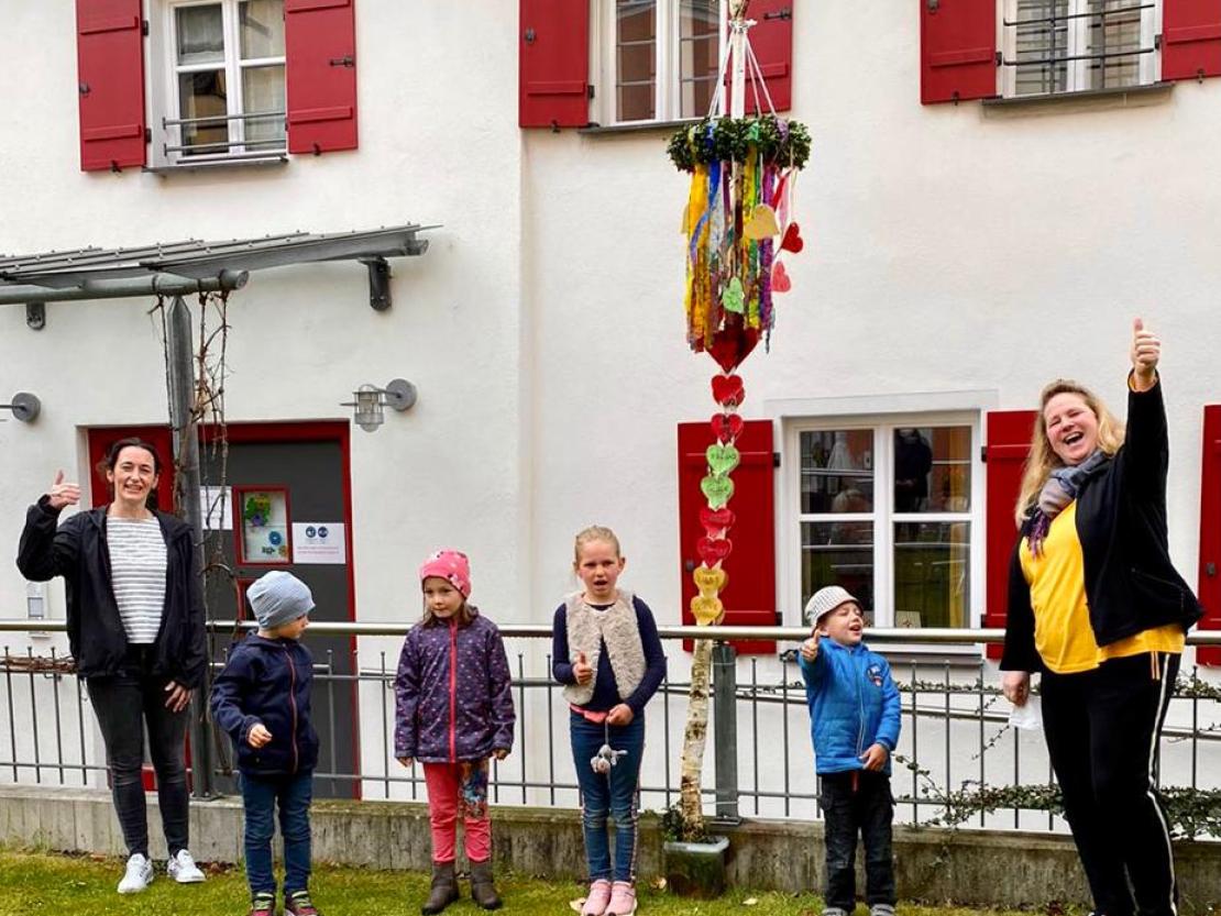 Von rechts nach links: Fachbereichsleitung der Frühförderung Stephanie Bodenmüller, Ludwig, Sophia, Alina, Simon und die heilpädagogische Fachkraft Michaela Sperl.