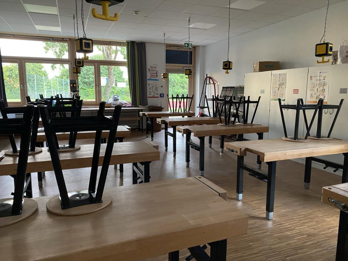 Das Bild zeigt einen Werkraum.