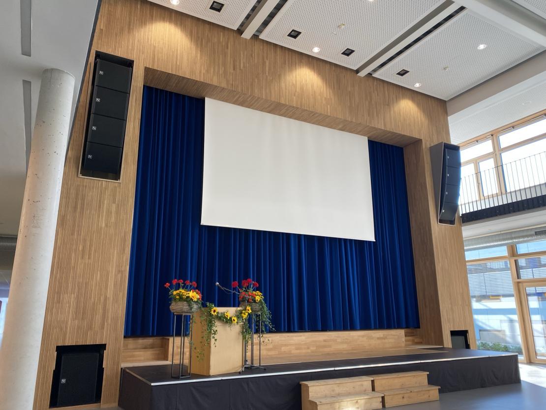 Das Bild zeigt die große Bühne in der Aula.