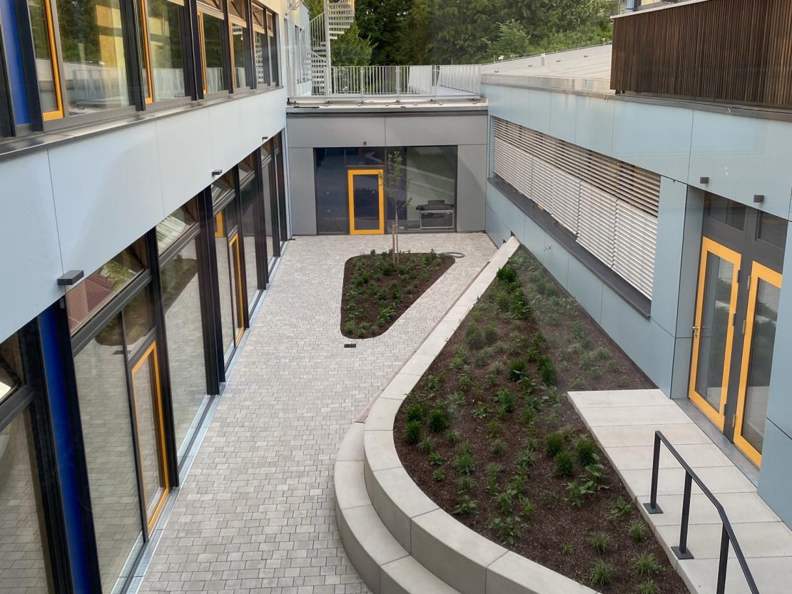 Der Innenhof der Realschule Wemding mit Außenbühne.