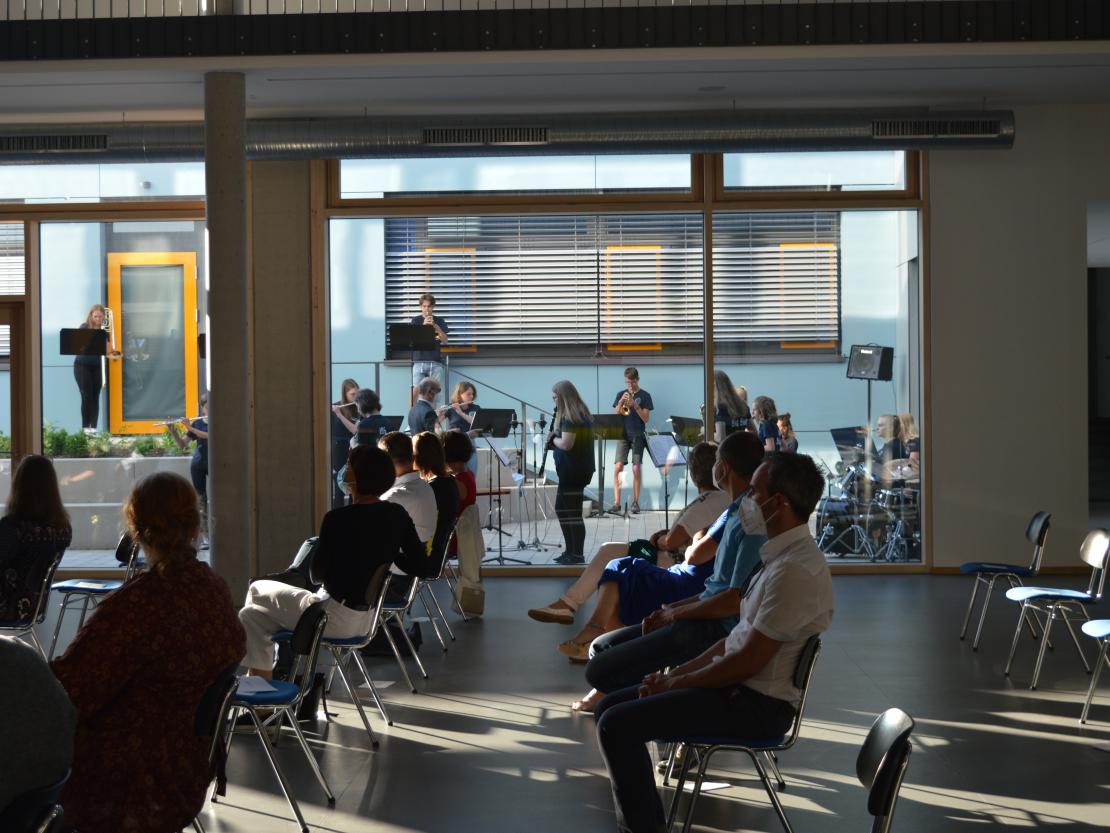 Die Big Band umrahmte die EInweihung "hinter Glas".