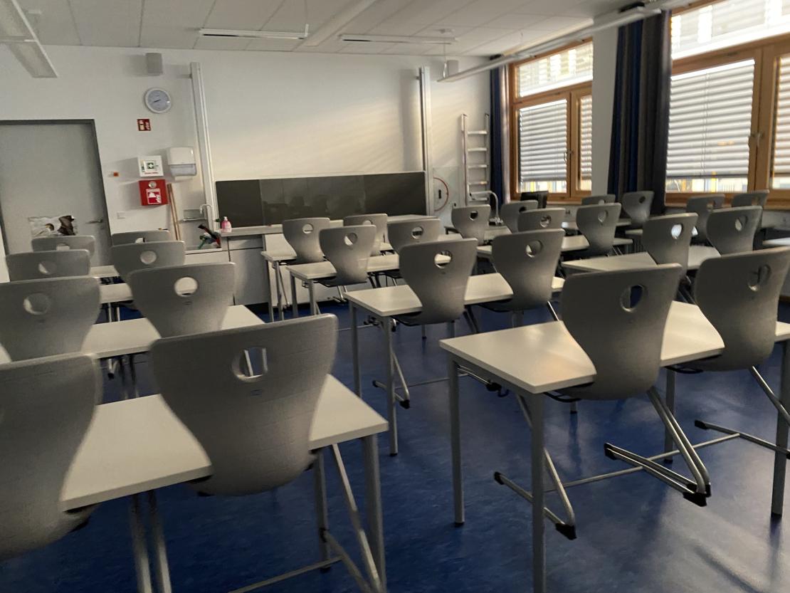 Das Bild zeigt ein Klassenzimmer von innen.