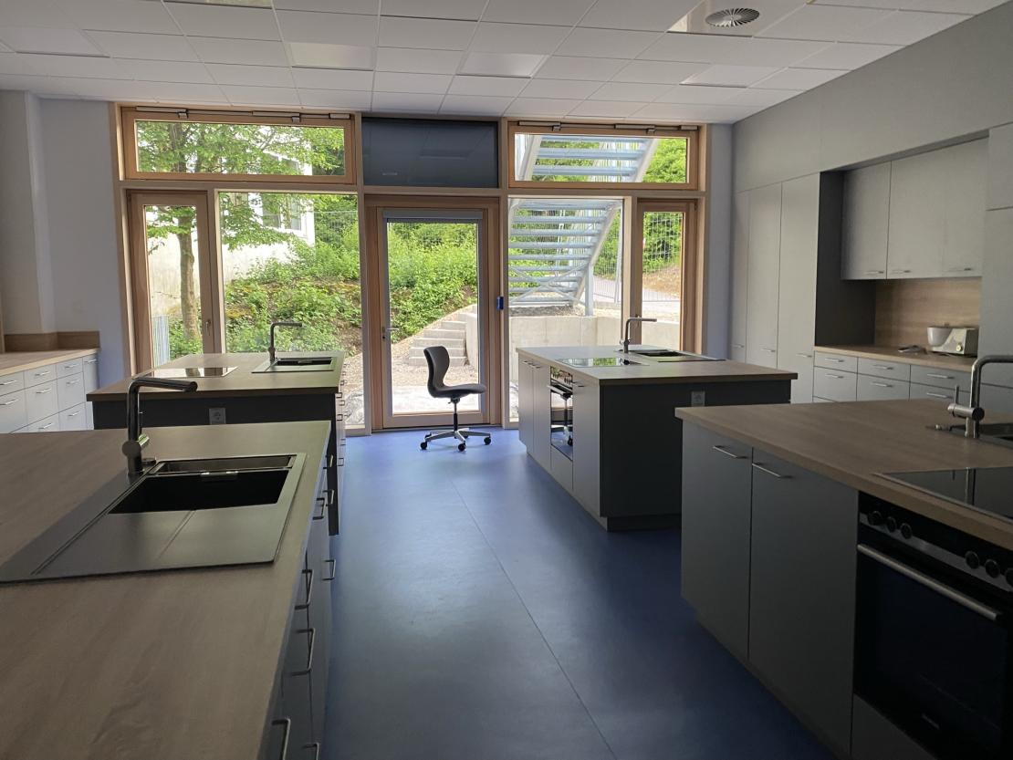 Das Bild zeigt die Schulküche.