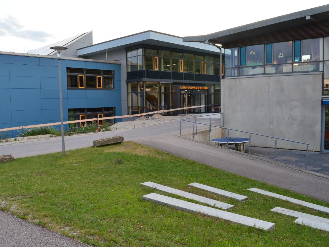 Das Bild zeigt die Außenansicht der Anton-Jaumann-Realschule in Wemding.