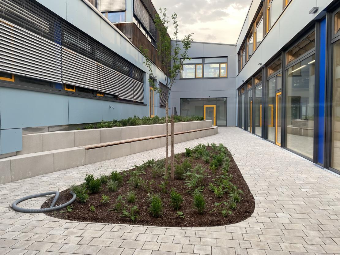 Das Bild zeigt den Lichthof der RS Wemding.