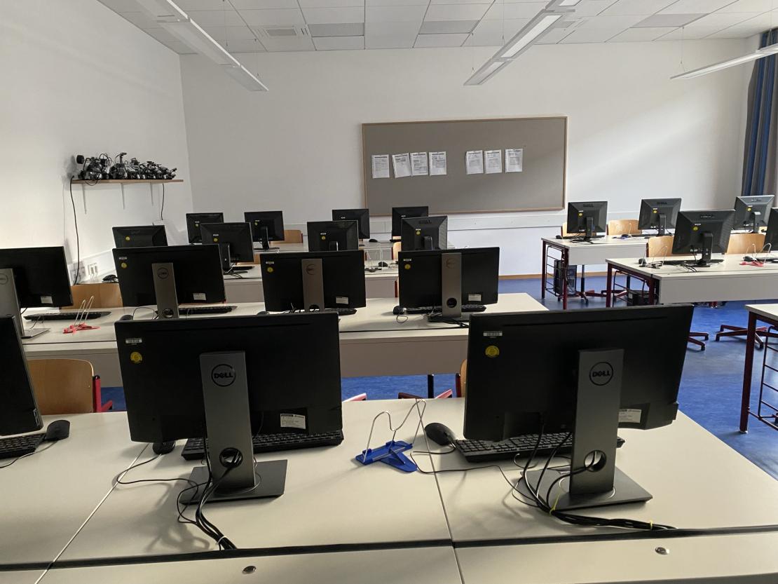 Das Bild zeigt einen der IT-Räume