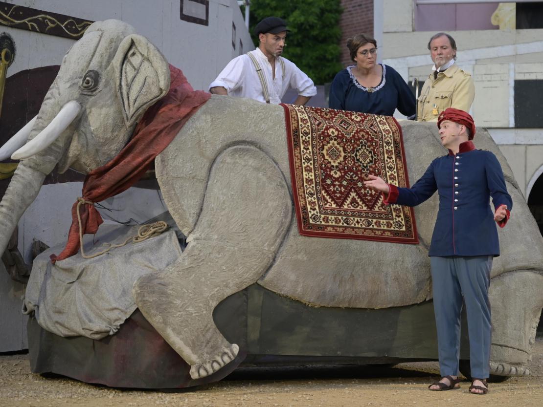 Der Theaterverein Donauwörth e.V. spielt "In 80 Tagen um die Welt" auf der Freilichtbühne am Mangoldfelsen. 
