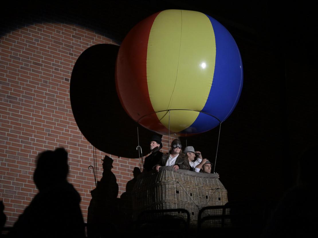 Der Theaterverein Donauwörth e.V. spielt "In 80 Tagen um die Welt" auf der Freilichtbühne am Mangoldfelsen. 