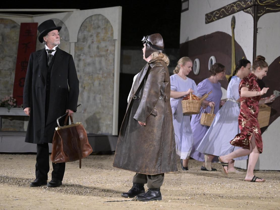 Der Theaterverein Donauwörth e.V. spielt "In 80 Tagen um die Welt" auf der Freilichtbühne am Mangoldfelsen. 