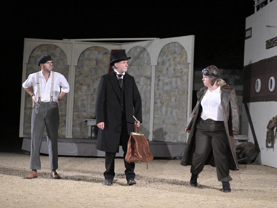 Der Theaterverein Donauwörth e.V. spielt "In 80 Tagen um die Welt" auf der Freilichtbühne am Mangoldfelsen. 