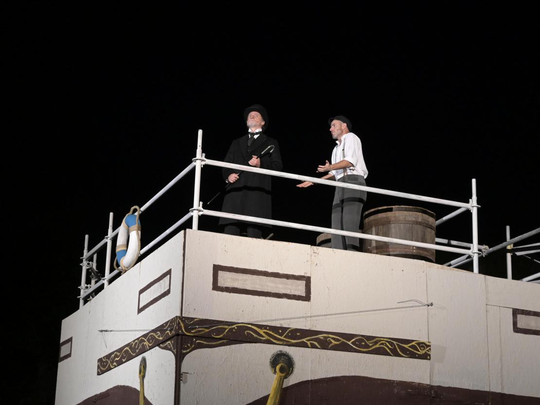 Der Theaterverein Donauwörth e.V. spielt "In 80 Tagen um die Welt" auf der Freilichtbühne am Mangoldfelsen. 