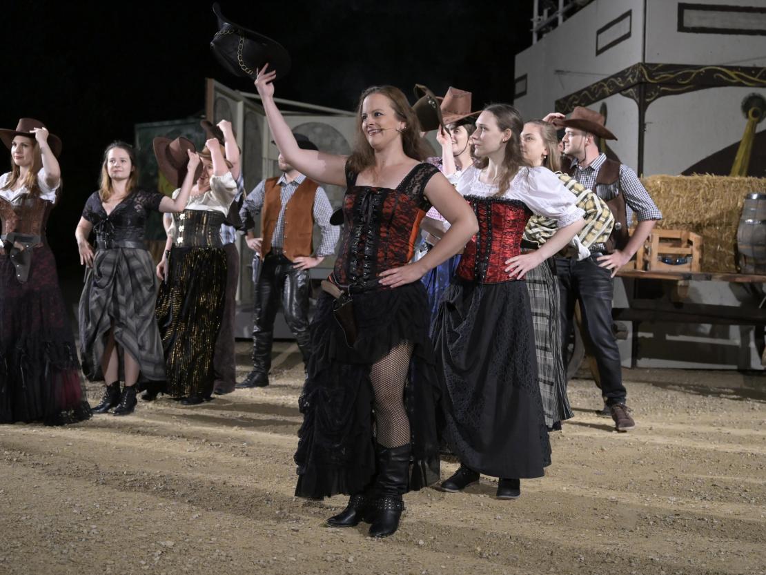 Der Theaterverein Donauwörth e.V. spielt "In 80 Tagen um die Welt" auf der Freilichtbühne am Mangoldfelsen. 