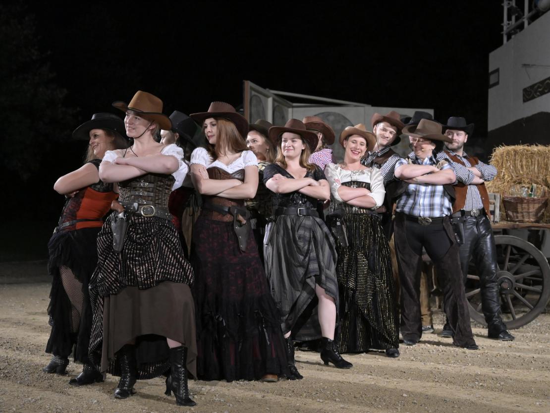 Der Theaterverein Donauwörth e.V. spielt "In 80 Tagen um die Welt" auf der Freilichtbühne am Mangoldfelsen. 