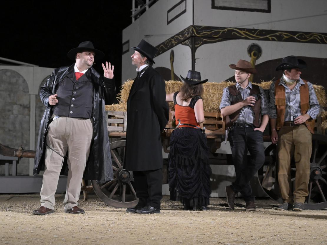 Der Theaterverein Donauwörth e.V. spielt "In 80 Tagen um die Welt" auf der Freilichtbühne am Mangoldfelsen. 